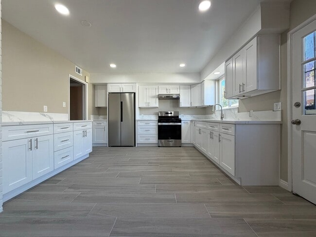 Building Photo - Stunning Mid-Century Modern Home  in Garden Grove