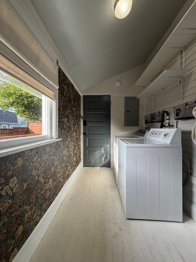 Building Photo - Now Available: Updated Everett 34-Bed, 1.5-Bath with Fenced Yard