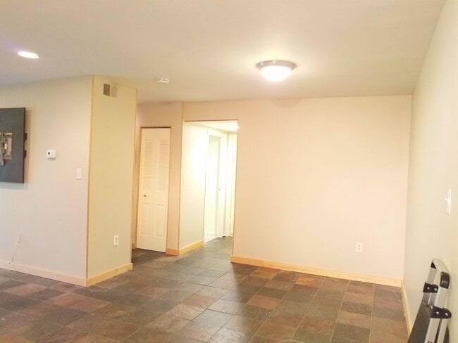 Building Photo - Extremely Well Maintained Second Level Condo Available mid-March!