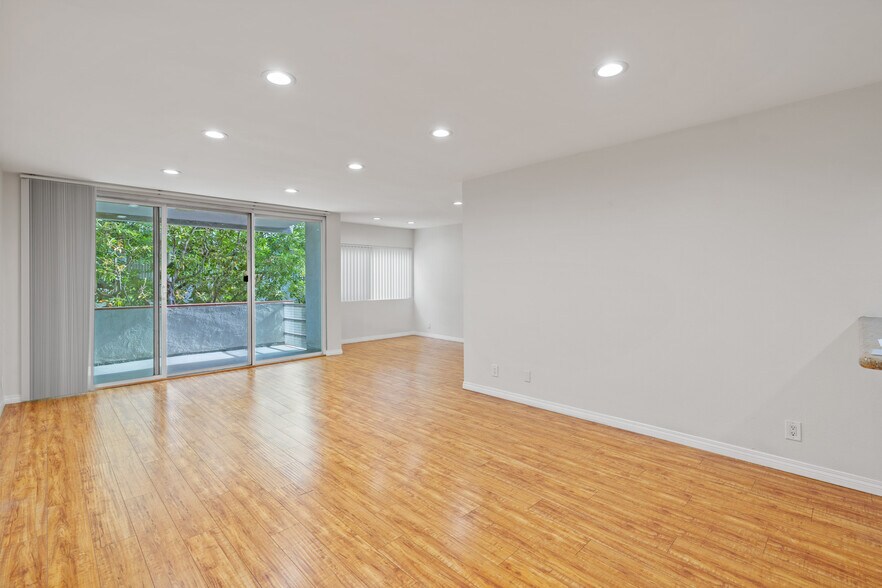living room - 4915 Tyrone Ave