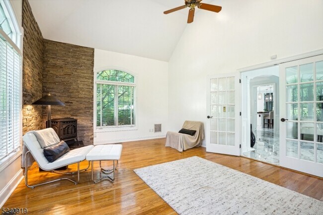 Building Photo - 22 Forest Hill Dr