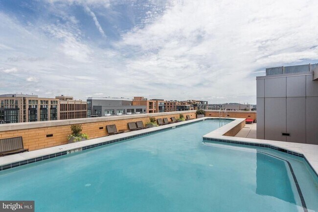 Rooftop Pool - 475 K St NW