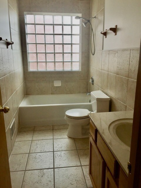 Guest Bath - 1901 S Louie Pkwy