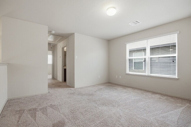 Building Photo - "Charming San Marcos Retreat: Spacious 3-Bedroom Home with 2.5 Baths on Lake Glen!"