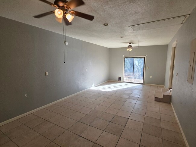 Building Photo - Charming 3 bedroom close to campus and I49