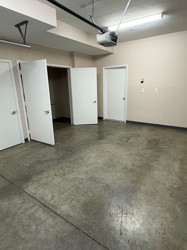 Building Photo - Beautiful 1 bedroom Modern Townhome