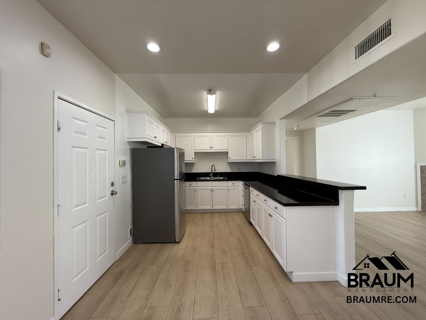 Building Photo - 10849 Fruitland Dr