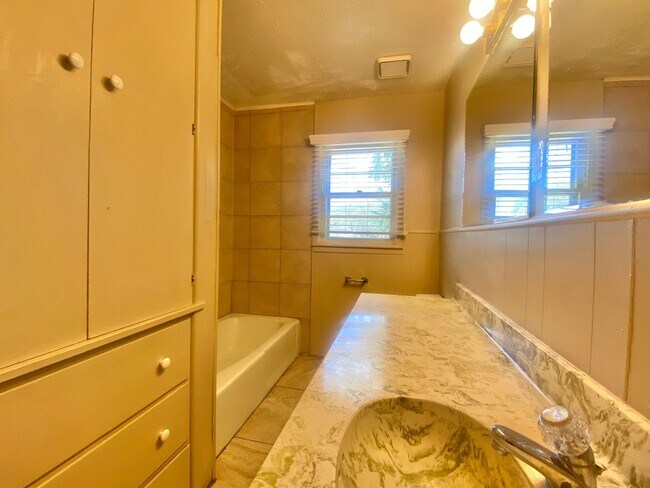Building Photo - Great 3 bed 1 bath near 50th and slide now...
