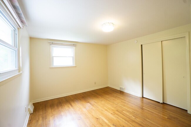 Building Photo - Houston 123-125