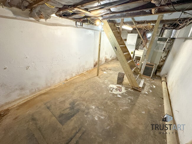 Building Photo - 3 bedroom house with backyard and basement.