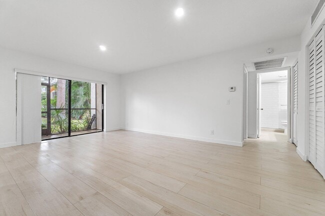 Building Photo - 150 Pineview Rd