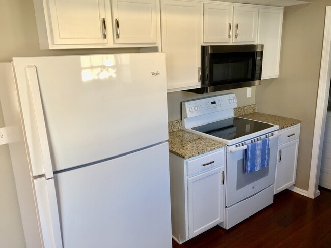 Building Photo - Updated East End Condo For Rent! So Nice