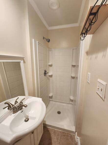 Master Bath 1 - 405 Haynes St