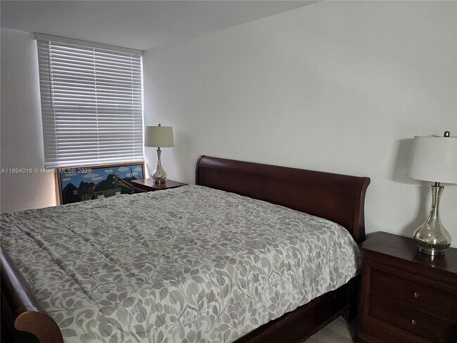 Building Photo - 20400 W Country Club Dr