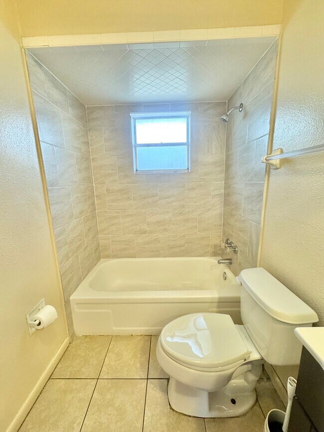 Building Photo - 2538-2540 Elm Ave