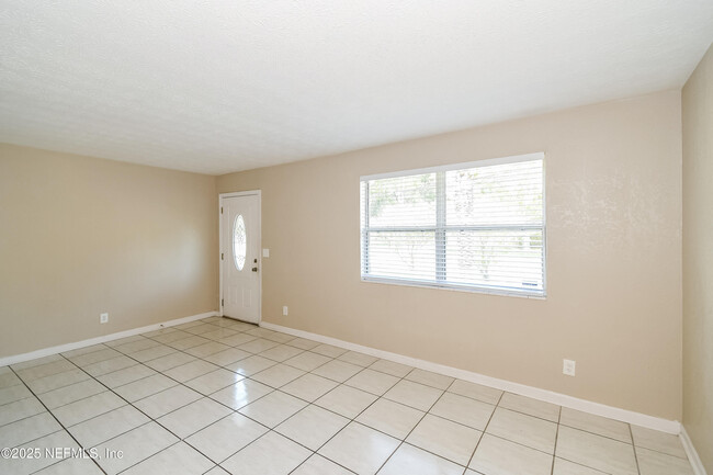 Building Photo - 6430 Lucente Dr