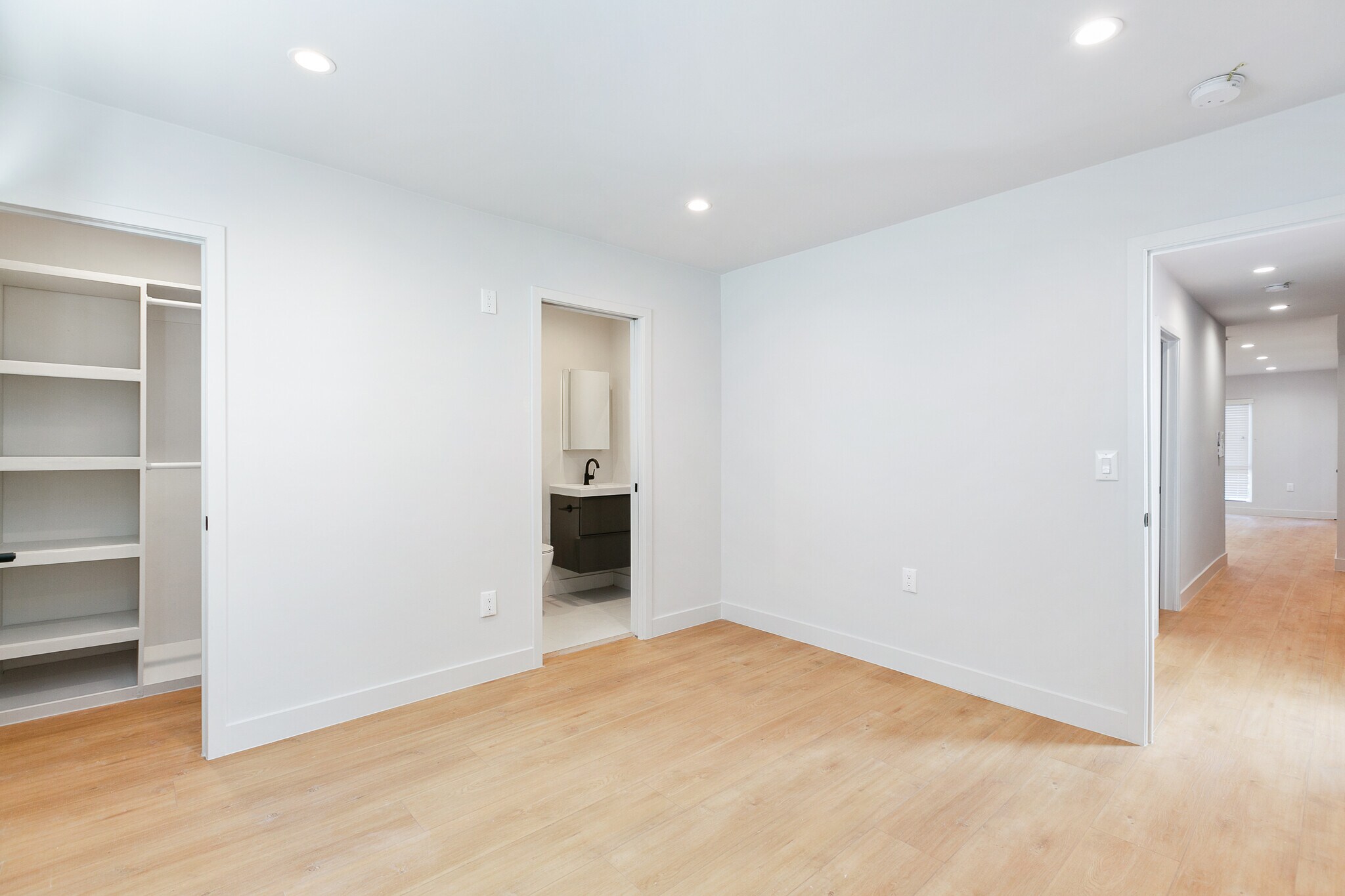 Building Photo - 345 N Heliotrope Dr