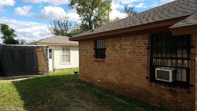 Building Photo - 2934 Chestnut Ave