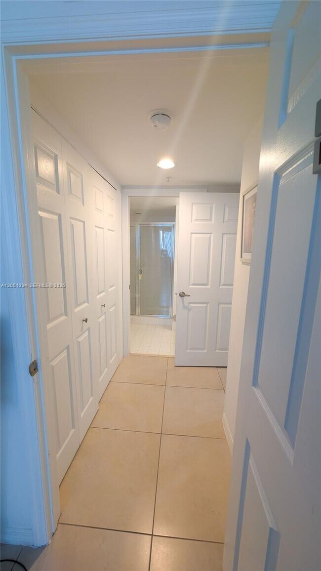 Building Photo - 1155 Brickell Bay Dr