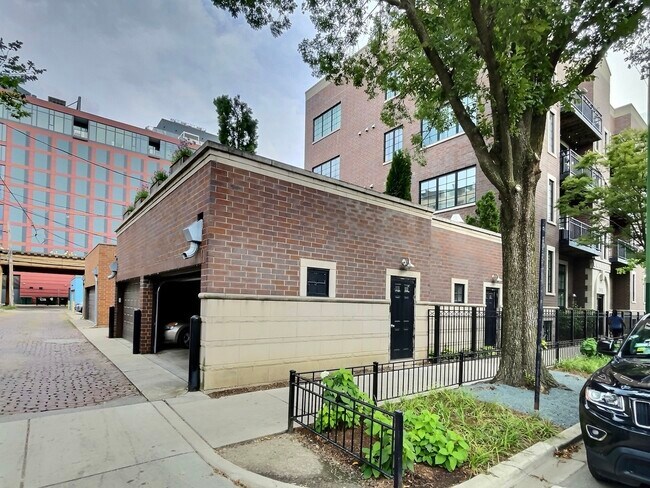 Building Photo - 2501 N Sheffield Ave