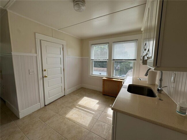 Building Photo - 15 Freeborn St