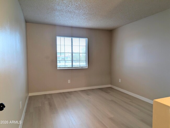 Building Photo - 533 W Guadalupe Rd