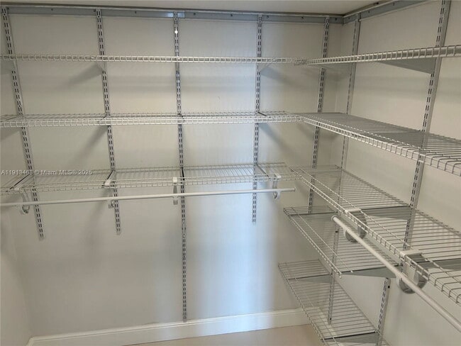 Building Photo - 100 Bayview Dr