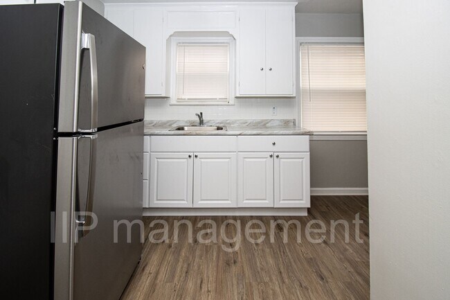 Building Photo - University Heights 4bed gorgeous 2nd Floor...