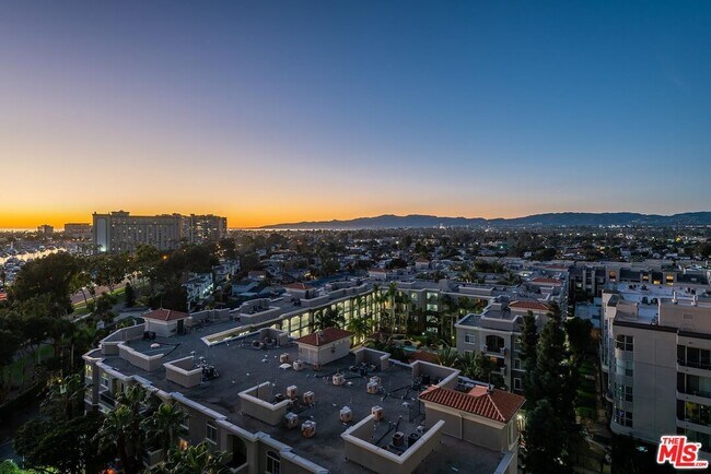 Building Photo - 13700 Marina Pointe Dr