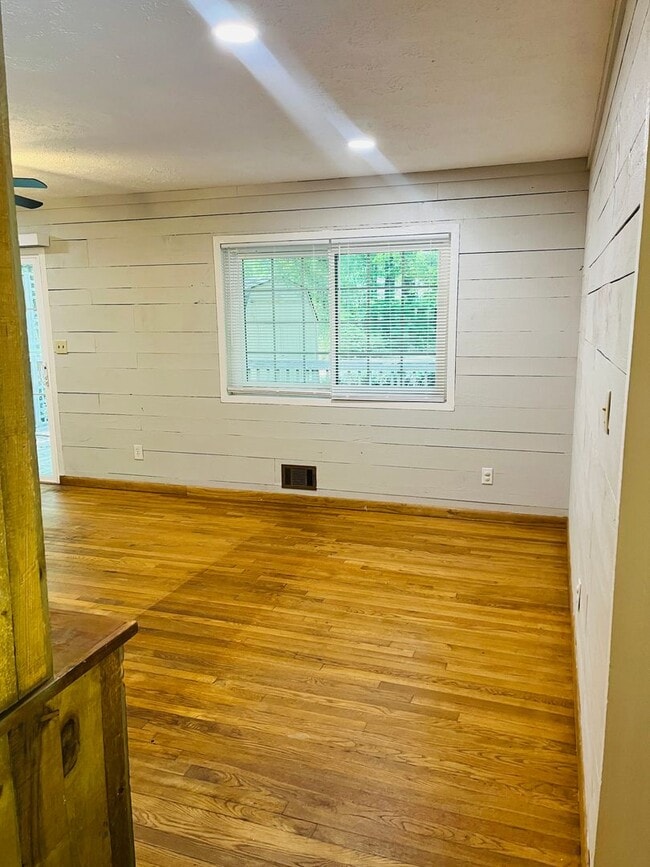 Building Photo - Cute cottage! 3 bed, 2 full bath, large bo...