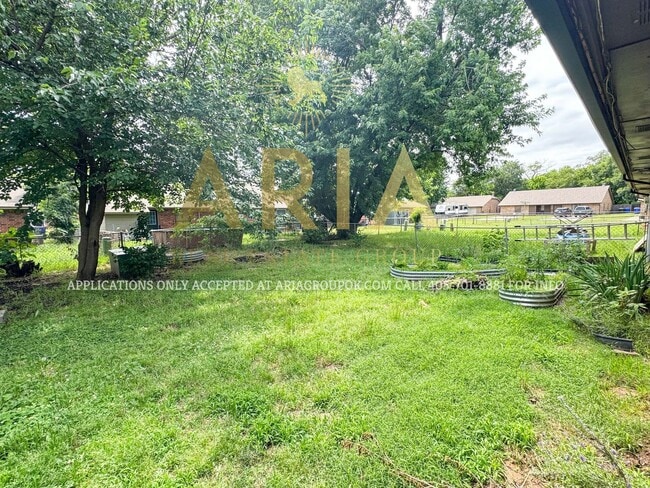 Building Photo - West Norman 2 Bed 1 Bath!