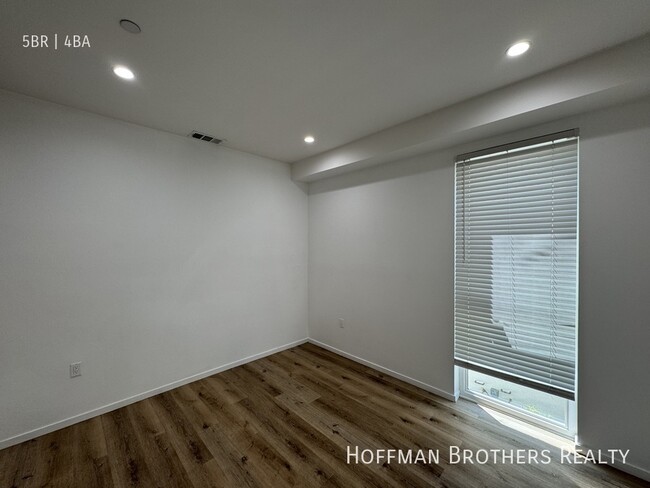 Building Photo - 658 Mariposa Ave