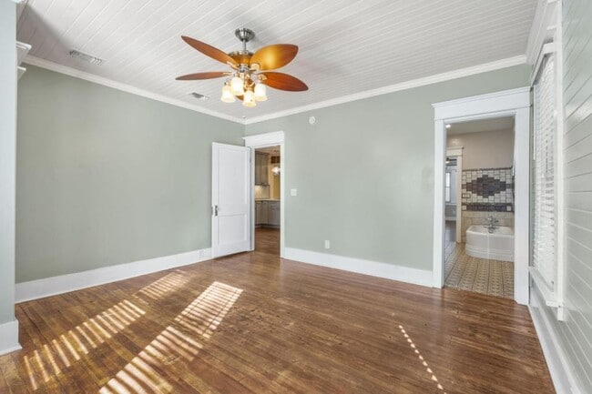 Building Photo - 342 N Cove Blvd