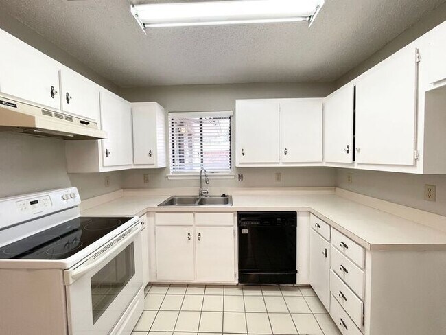 Building Photo - Available Now- 3/2 1 car garage 1 block fr...