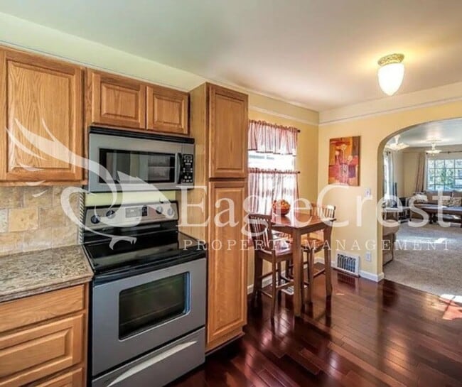 Building Photo - Charming Two Bedroom House with Bonus Room & Large Fenced Yard