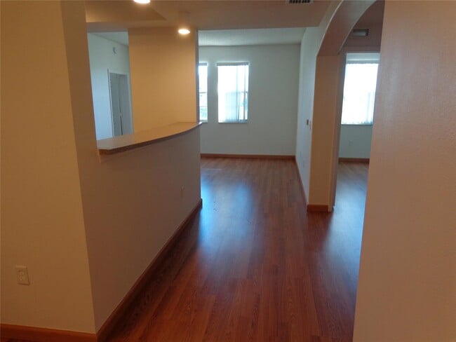 Building Photo - 533 NE 3rd Ave