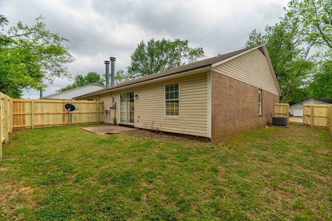 Building Photo - Newly remodeled 3 Bed 2 Bath Duplex!! Fenced yard!