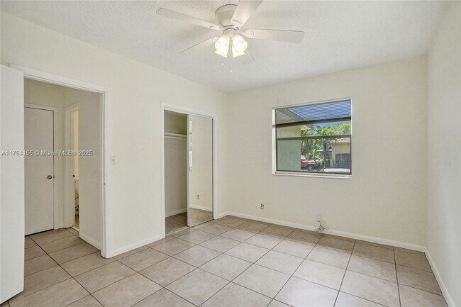 Building Photo - 403 SW 11th Ct