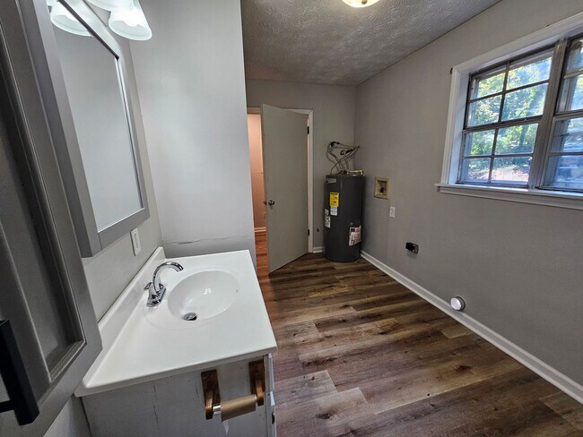 Building Photo - 3 Bedroom, 1 Bathroom- Home in South Rome!