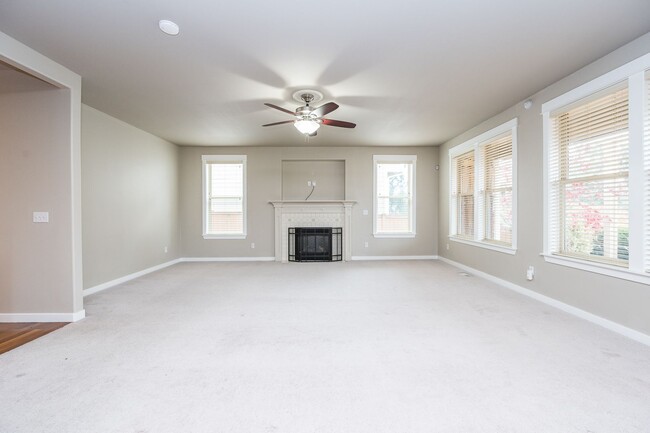 Building Photo - 4 Bedroom 2.5 bath over 2900 square feet i...