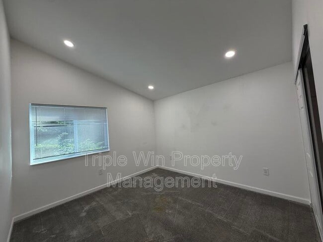 Building Photo - 1332 Langholm Dr