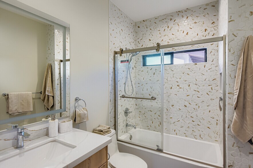 Building Photo - 1654 York Dr