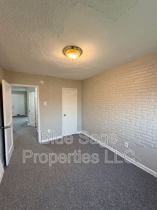 Building Photo - 1037 Laurel Rd