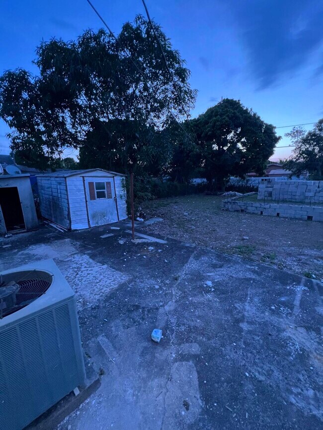 Building Photo - 911 S B St