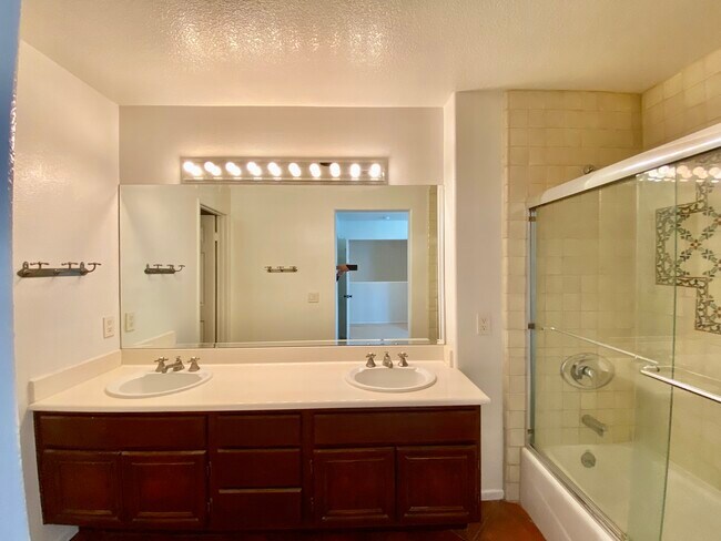 Building Photo - 7513 Hannum Ave