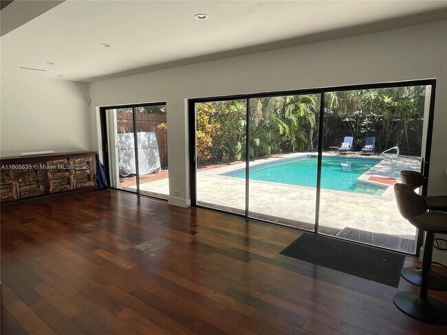 Building Photo - 4165 Poinciana Ave