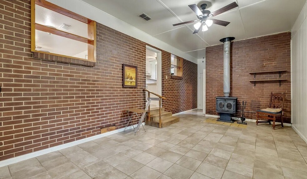 Den 2 - 1927 Grimes Ln