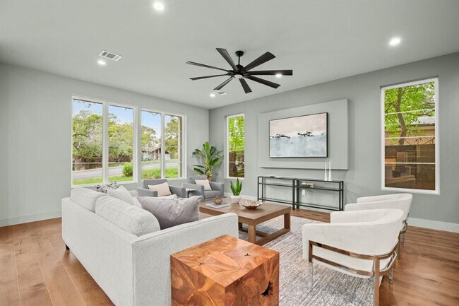 Building Photo - Stunning South Austin Oasis
