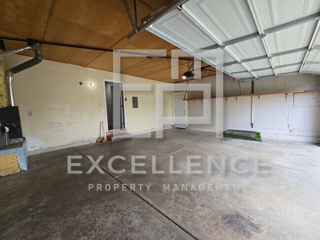 Building Photo - Fully Updated 4/2 Corner Lot Home - Firepl...