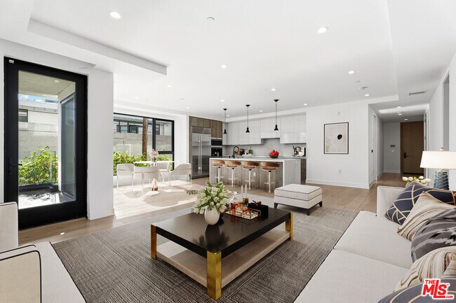 Building Photo - 725 Croft Ave